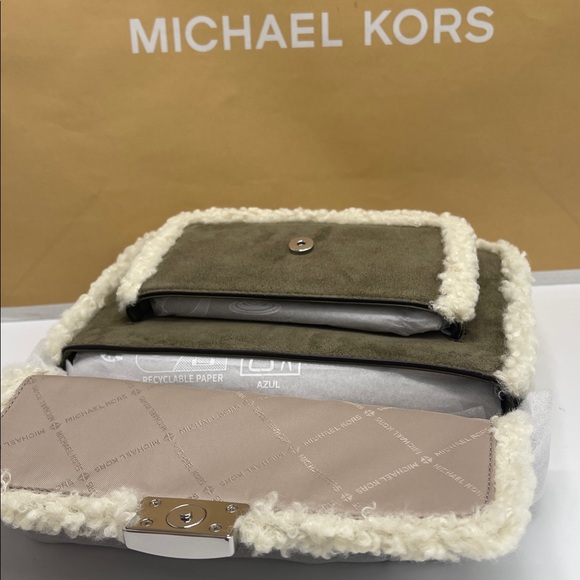 MICHAEL KORS Bradshaw Medium Suede and Faux Shearling Messenger Bag
Olive 
NWT - Picture 11 of 16